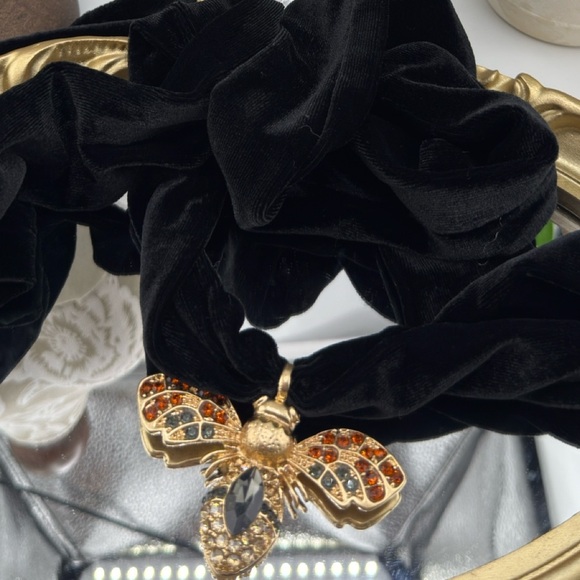 Black Velvet Ribbon Necklace with Jeweled Bee Pendant - Picture 16 of 17